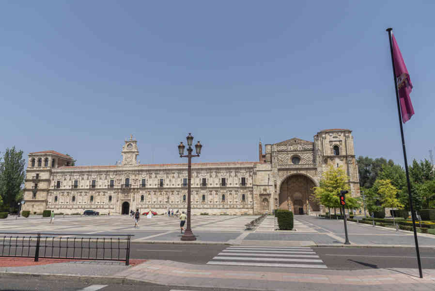 León 077 - convento de San Marcos.jpg